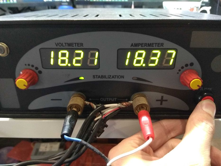 Продам лабораторный регулируемый блок питания.