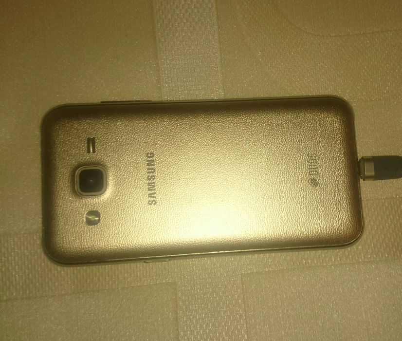Samsung  SM-J200
