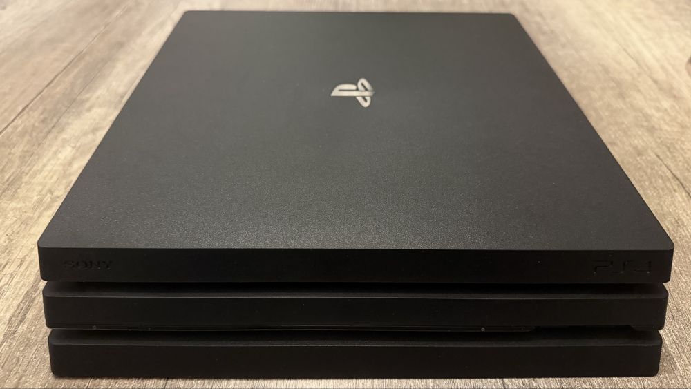 PlayStation 4 Pro 1TB – stan bardzo dobry, 2 pady, komplet