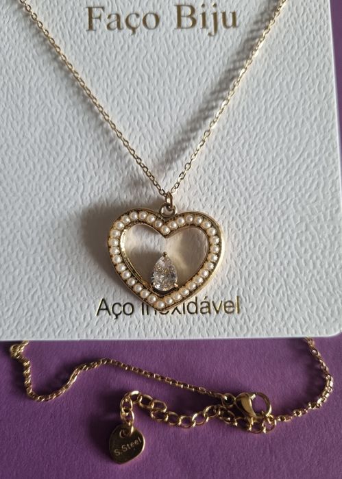Colar dourado, em aço, com coração rodeado de micropérolas.