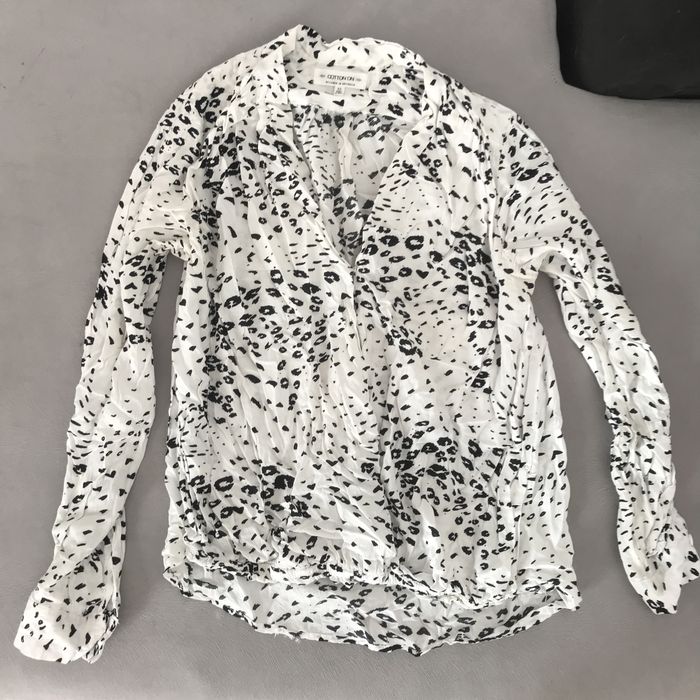 ROUPA MULHER - Várias camisas, blusas e casacos