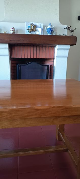 Mesa de madeira maciça com 8 cadeiras