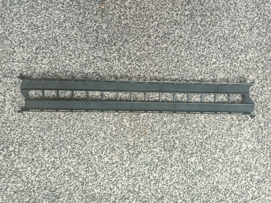 Pociąg na baterie jeżdżący po plastikowych torach