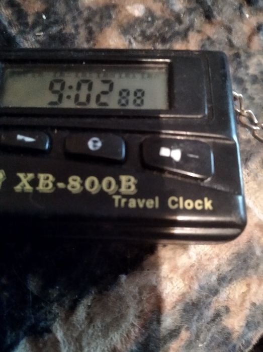 Продам новые пальтокофейное и белое за 300 грв одно 46 48 размер новы