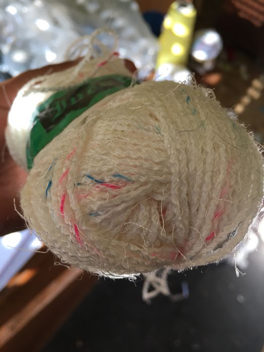 Novelos “Inês” branco com nuances rosa, azuis e amarelas, 50 gramas