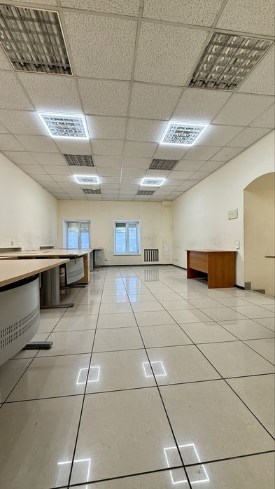 Продаж квартири  85 м² Київ, вул. Німецька 3  метро Палац Україна 1 поверх 4 кабінети Ремонт  Центр  Під офіс, салон, студію