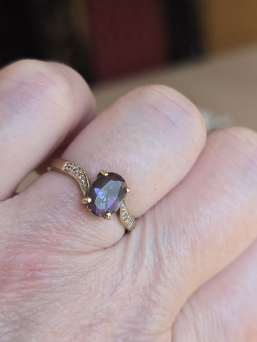 Złoty pierścionek mistyk topaz I diamenciki