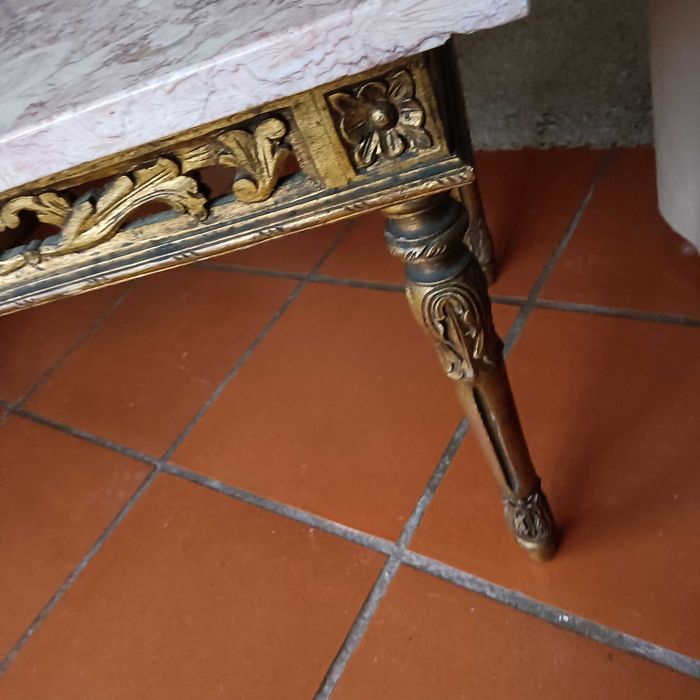 Mesa de centro lacada dourada e rosa