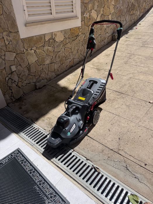 Máquina de cortar relva