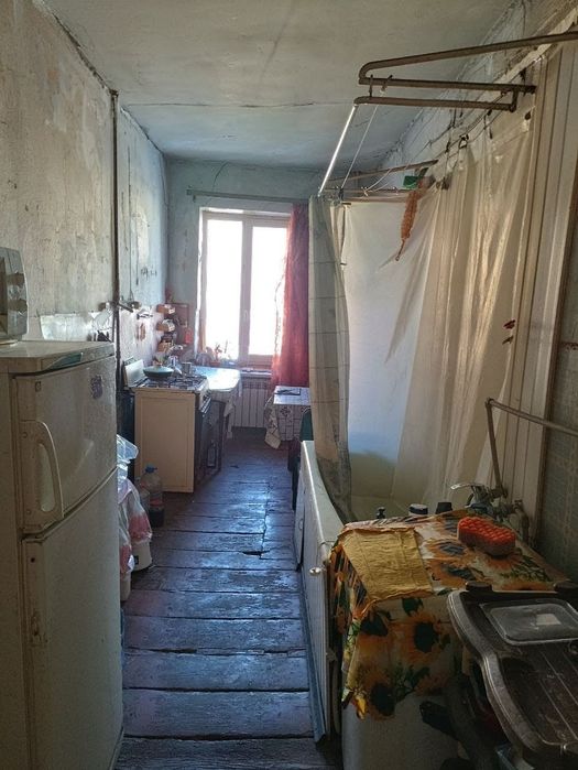 LS-7 Продам велику квартиру.Район Кінного ринку.