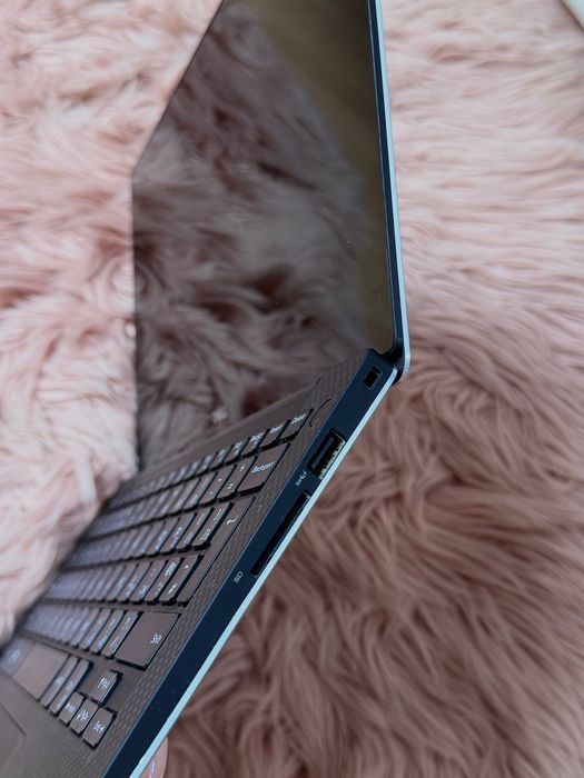 Dell XPS 13 9350 | 3.2K Touch Screen | i7 / 16GB / 512GB SSD / Iris 540