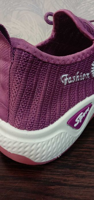 Кросівки жіночі 40 розмір