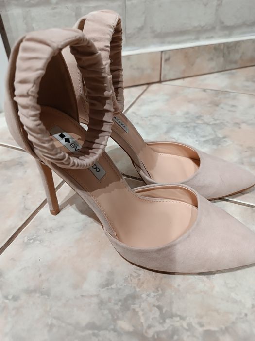 Piękne damski buty na obcasie