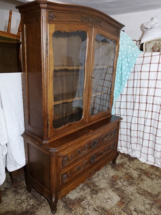 Piękna stara stylowa witryna -biblioteka ludwikowska dwuczęściowa