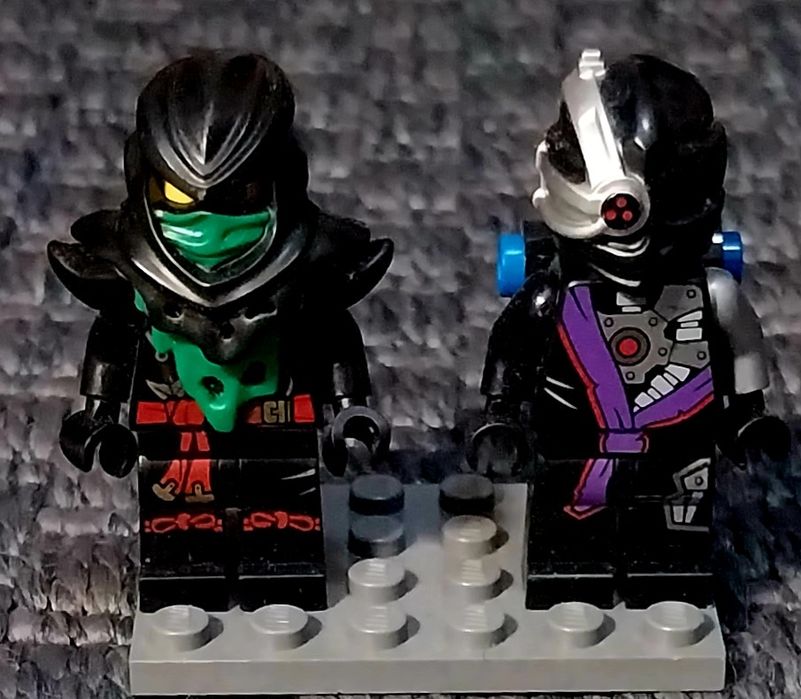 Várias figuras lego