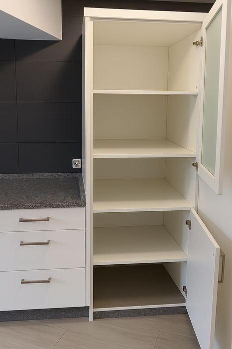 Cozinha em branco com mármore azul