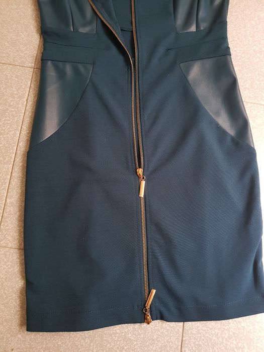 Vestido imitação pele e tecido, com feixo em metal dourado.