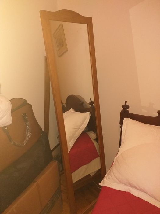 Espelho alto em madeira