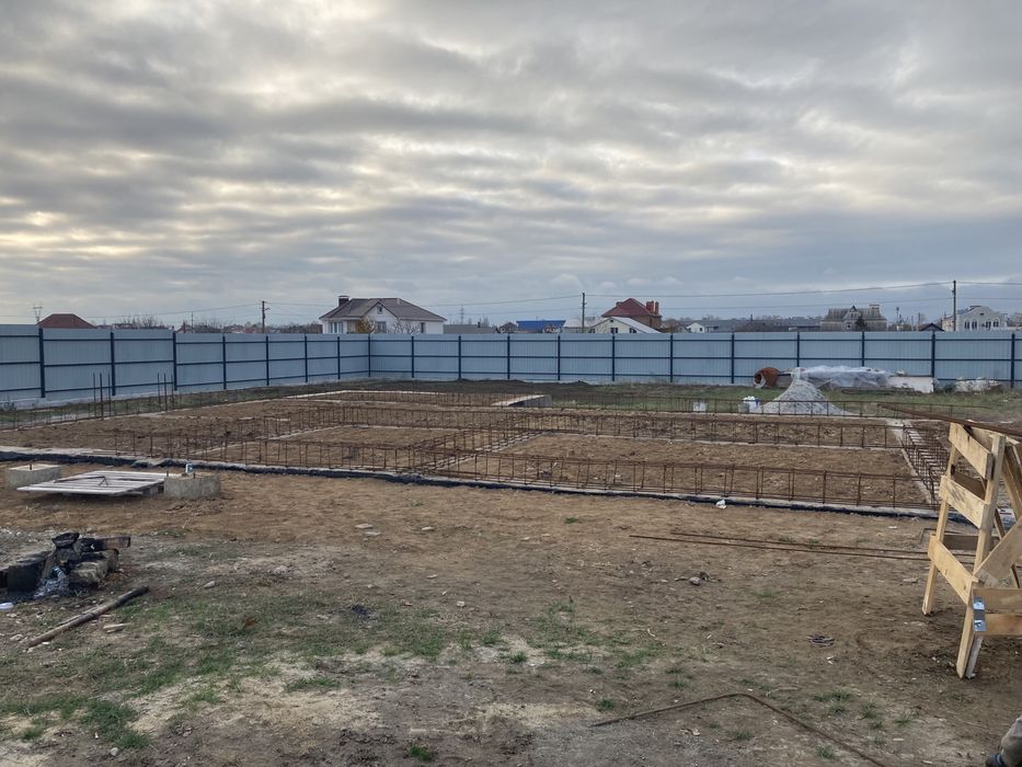 Участок с фундаментом.