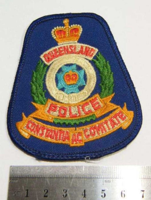 Distintivo de ombro original em tecido da Polícia de Queensland, Austrália.