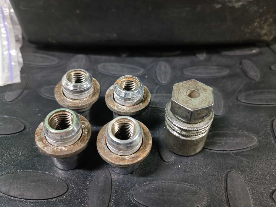 секретки болти Volkswagen M14x1.5 гайки Ford M12x1.5