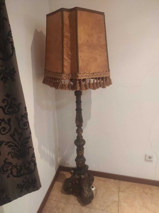 Candeeiro de pé antigo