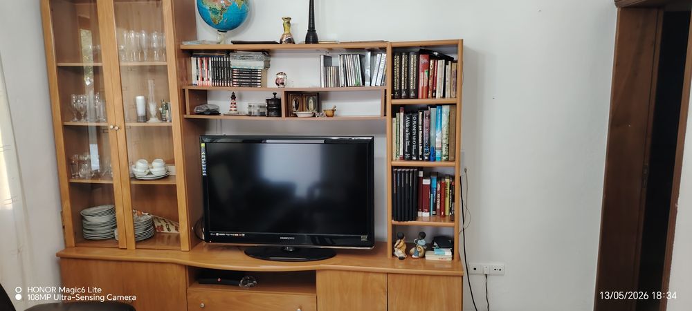 Mobília de sala estante, mesa e sofá. Somente a estante é para venda