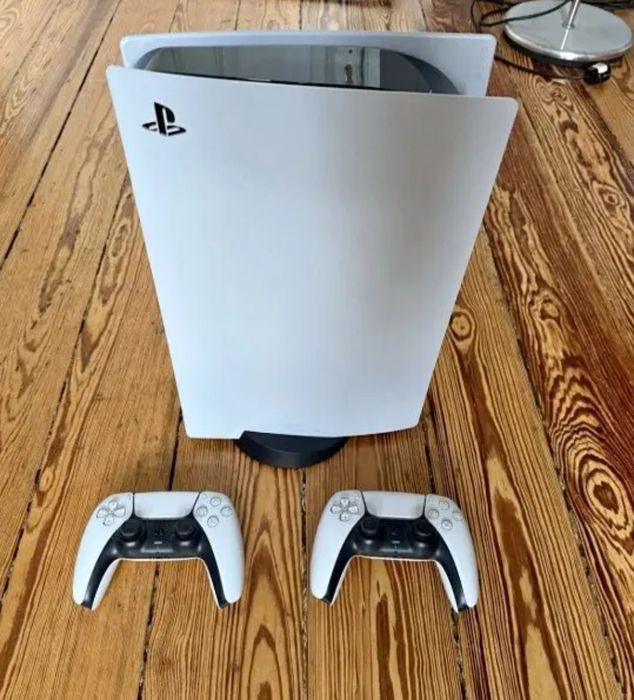 PS5 konsola  z napędem + 2 pady + 2 gry
