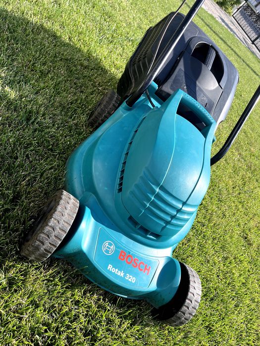 Máquina de cortar relva Bosch Rotak 320