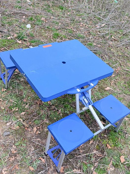 Stół walizka z fotelikami