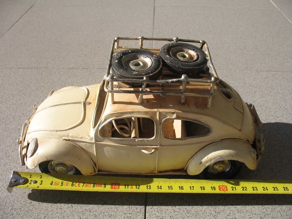 Clássico carocha antigo em chapa