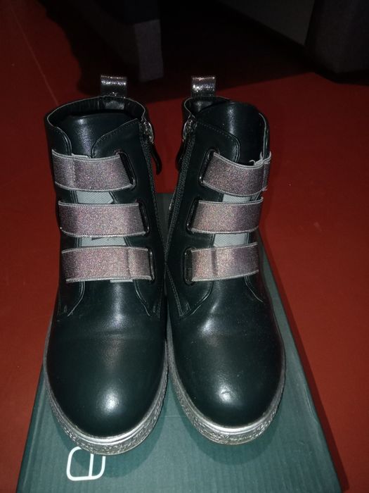 Продам детские ботинки,на девочку