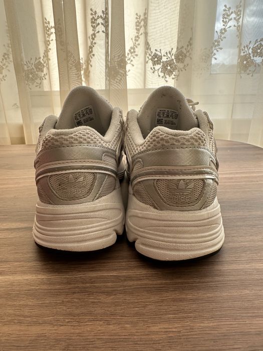 Білі кросівки Adidas