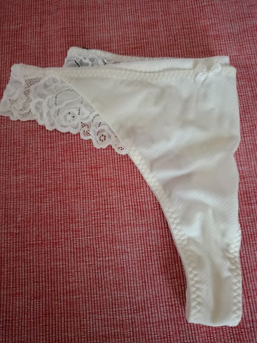 Stringi w lekkim kolorze ecru.