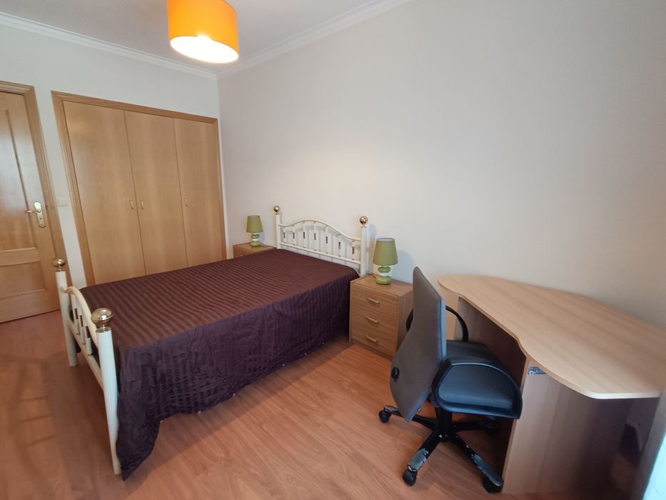 Quarto Estudante Rapariga