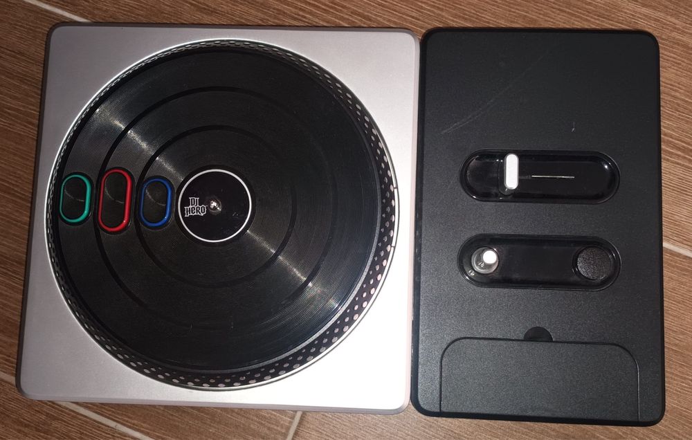 PS3 com comando + DJ HERO com 4 jogos