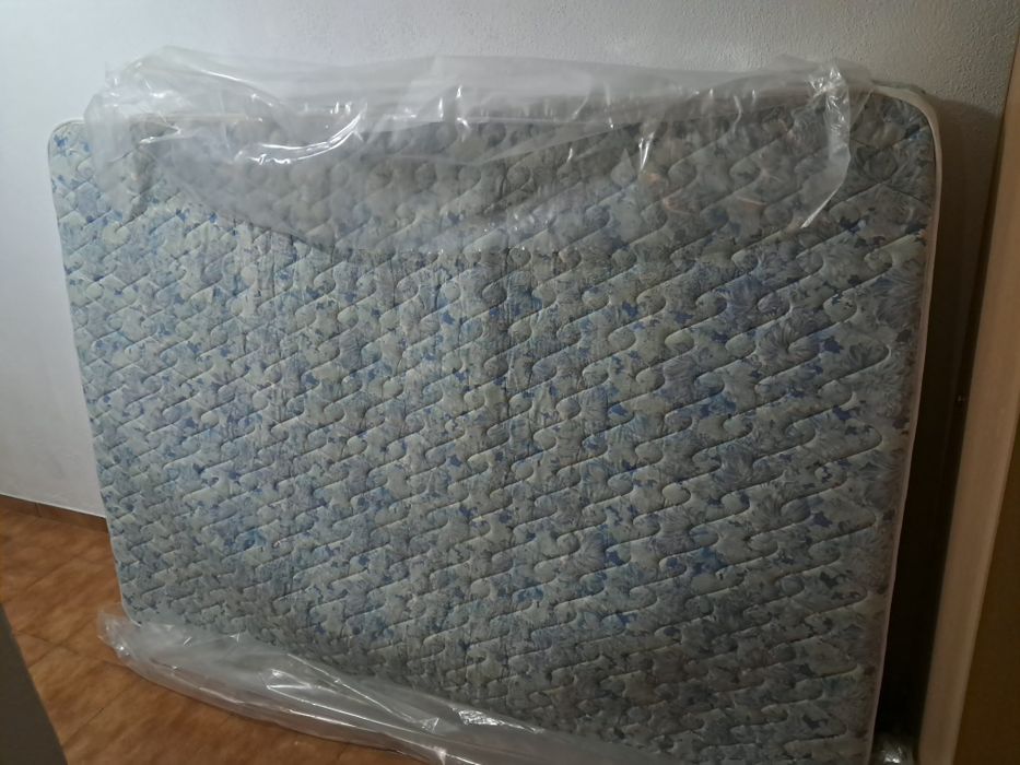Vende-se colchao de molas.