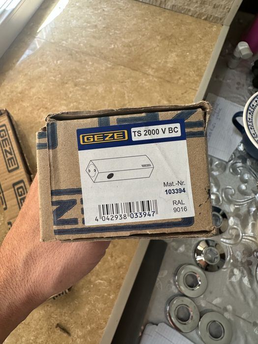 Продам доводчик дверной GEZE