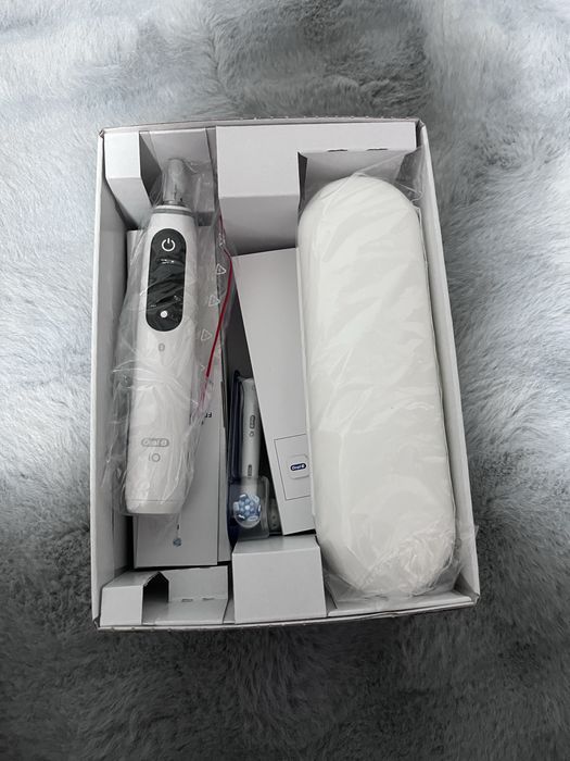 Електрична зубна щітка Oral-B iO Серія 6 Біла