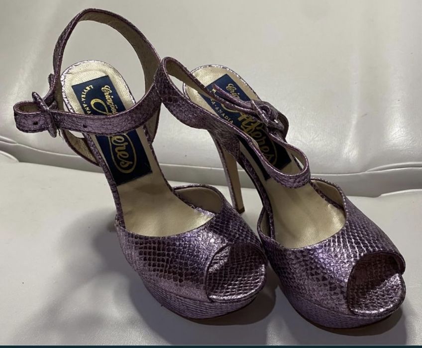 Sandalias roxas e sandalias verdes