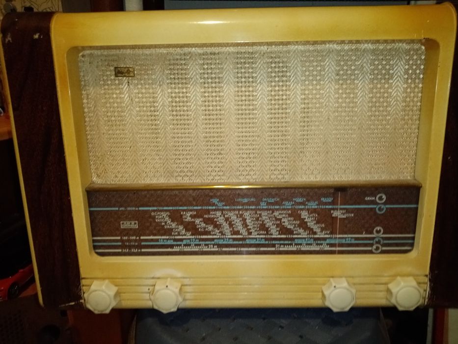 Rádio a válvulas Mediator anos 50
