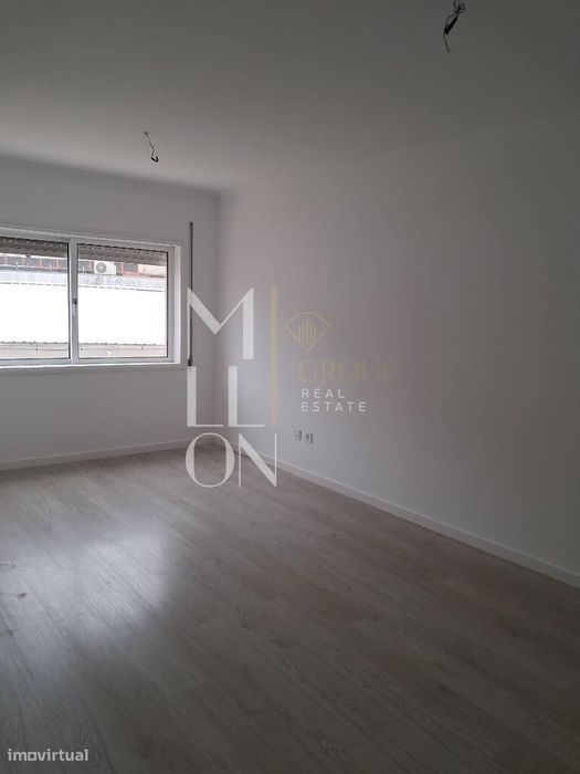 Apartamento T1+1 Renovado com Varanda e Garagem em Oliveira do Douro