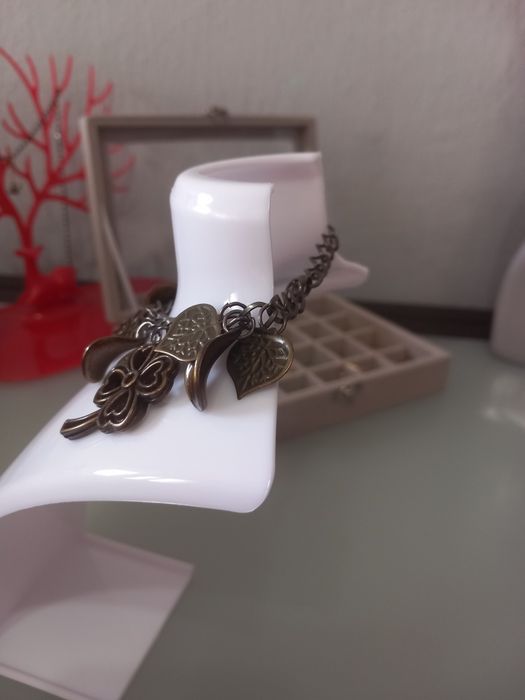 Bransoletka z zawieszkami z metalu. Oryginalny wzór.