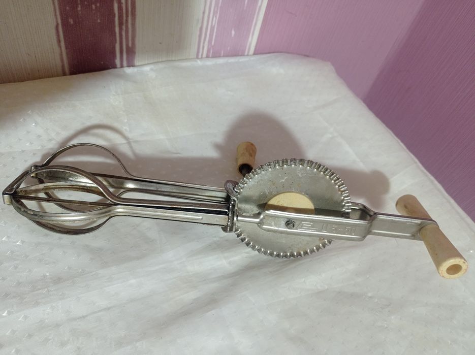 Міксер ручний механічний. Миксер.