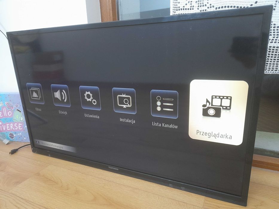 Telewizor plus dekoder i wieszak