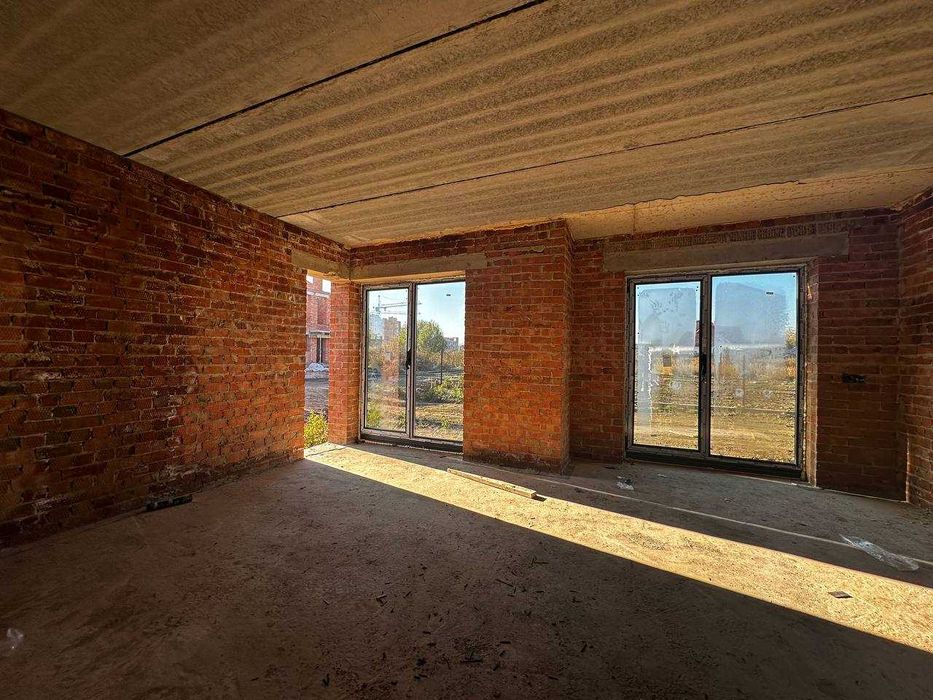 Сучасний будинок з власною земельною ділянкою від забудовника