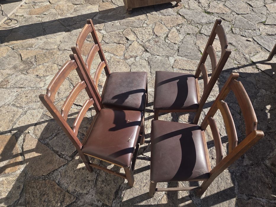 Cadeiras de madeira com acento em pele (4 uni.)