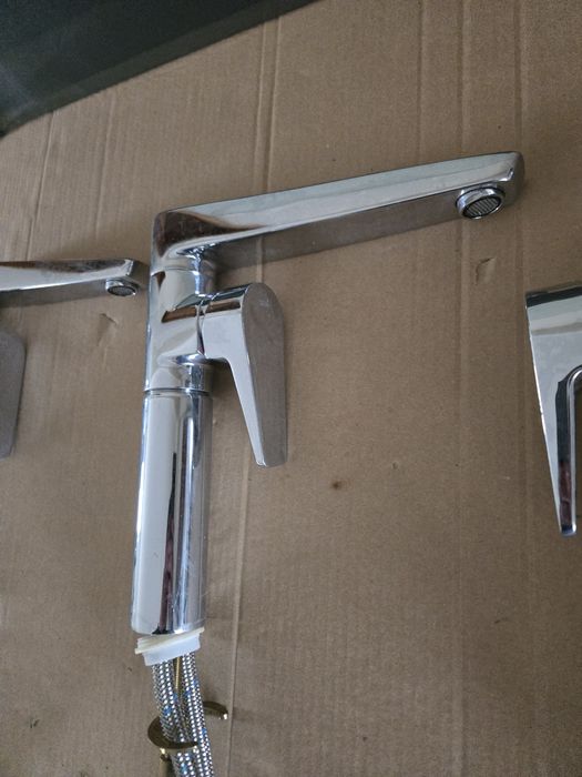 Torneiras novas para bancadas industriais ou cozinhas de restauração.