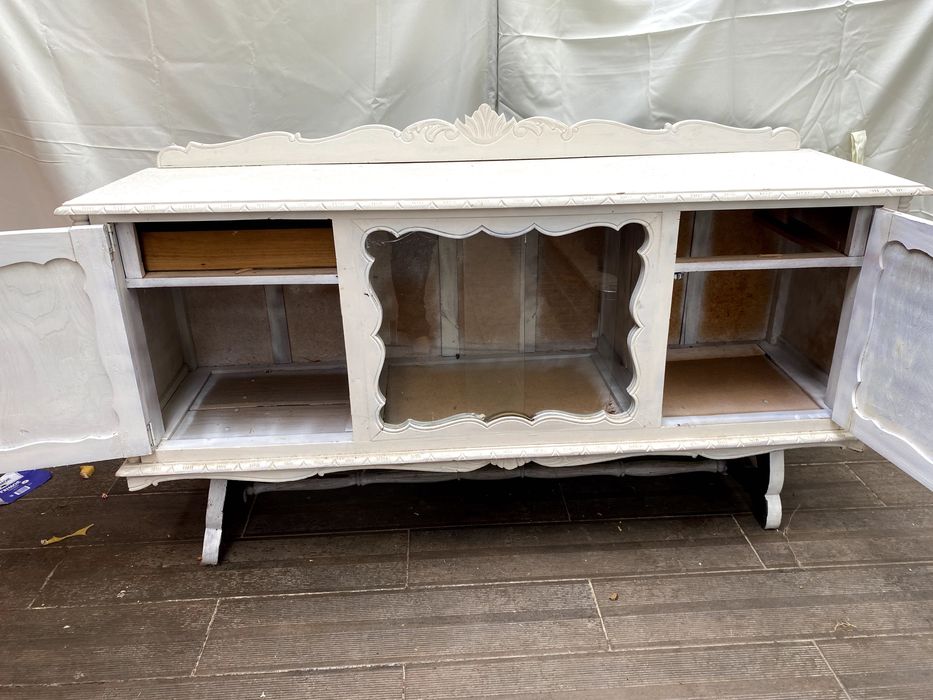 Móvel aparador madeira com 2 portas e vitrine em vidro