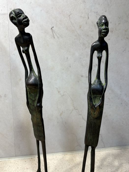 2 antigas esculturas femninas africanas em bronze 27 cm de altura